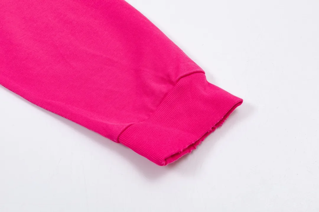 P220 CHROME HEARTS LoGo is fashionable and elegant, with dropped shoulders. The fabric is made of 26s double-yarn combed cotton compact spinning yarn with a weight of 280. It is matched with 1*1 Salona rib. The fabric is fermented and has a loose fit. Color: pink (washed hole craftsmanship) size: S～XXL